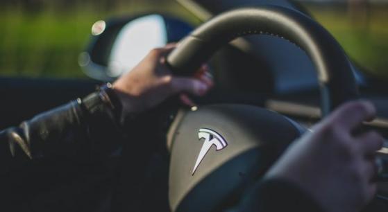 Tesla ritira l’ultima beta del software Full Self-Driving