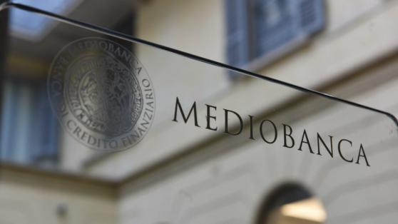 Si scalda la sfida tra i soci di Mediobanca, i Benetton si sfilano e il titolo corre in Borsa
