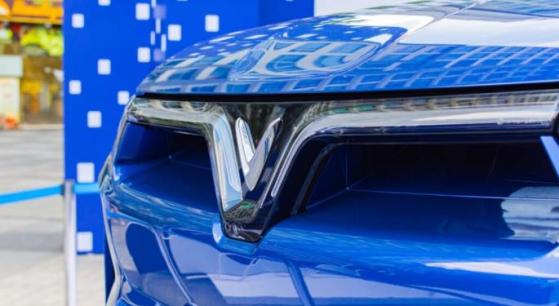 VinFast sfida Tesla: si espande in Asia nonostante il mercato in calo